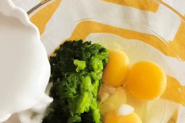 Sau đó chúng ta chuẩn bị một chiếc bát, đổ tinh bột ngô vào bát, cho lượng nước gấp đôi tinh bột rồi khuấy đều để dùng sau, chuẩn bị một chiếc bát lớn hơn, cho rau mồng ơi cắt nhỏ, trứng, muối vào cùng. Tiếp đến đổ hỗn hợp tinh bột ngô đã chuẩn bị vào, khuấy đều trong một phút.