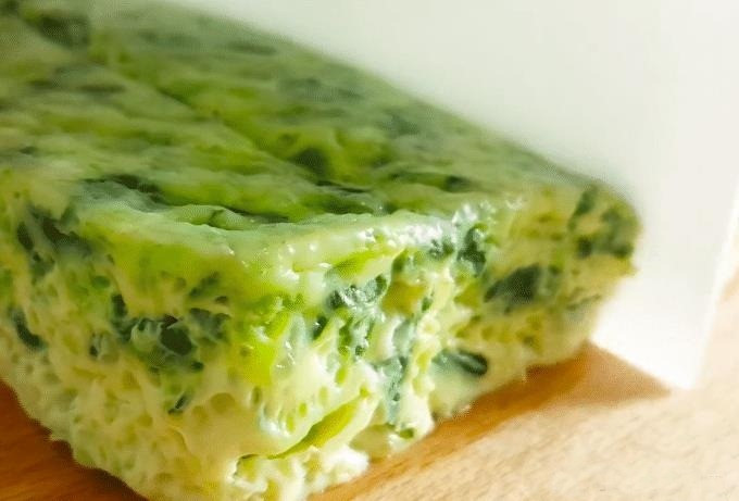 Cuối cùng là tách khuôn, cắt bánh bông lan trứng hấp thành từng miếng nhỏ rồi bày ra bát hoặc đĩa. Để hương vị đậm đà hơn, hãy pha tỏi băm, dầu hào, muối, tinh chất gà, nước tương nhạt, nước tương đen, đường trắng, giấm, dầu mè thành nước chấm để ăn kèm.