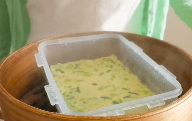 Cho lên xửng hấp, đậy kín nắp, hấp trong vòng 15 phút với lửa lớn rồi bắc ra để cho nguội bớt.