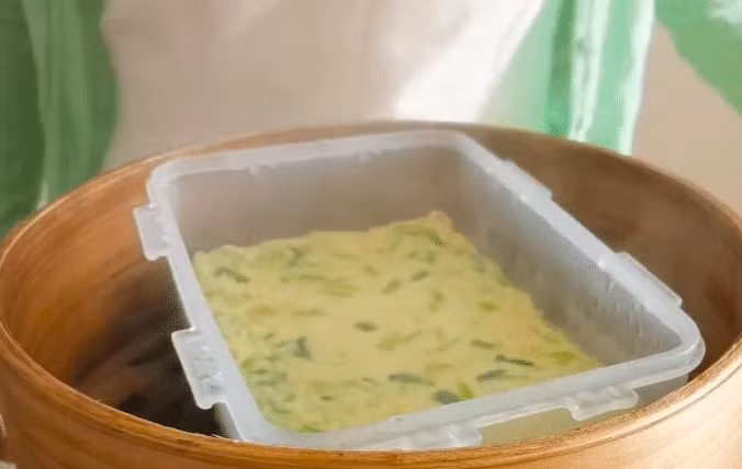 Cho lên xửng hấp, đậy kín nắp, hấp trong vòng 15 phút với lửa lớn rồi bắc ra để cho nguội bớt.