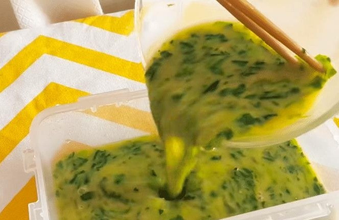 Chuẩn bị một hộp nhựa, chú ý là nhựa nguyên sinh để tiếp xúc với nhiệt không gây độc hại. Có thể dùng tô sứ hoặc thủy tinh chịu nhiệt.