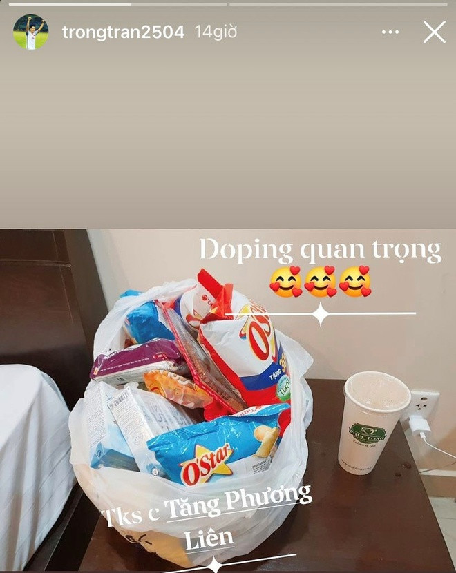 Trung vệ Trần Đình Trọng khoe hình ảnh được người chị gửi nhiều đồ ăn vặt vào nơi cách ly. Bạn gái anh cũng chia sẻ lại khoảnh khắc thú vị khi người yêu sắp sửa được "tiếp tế".