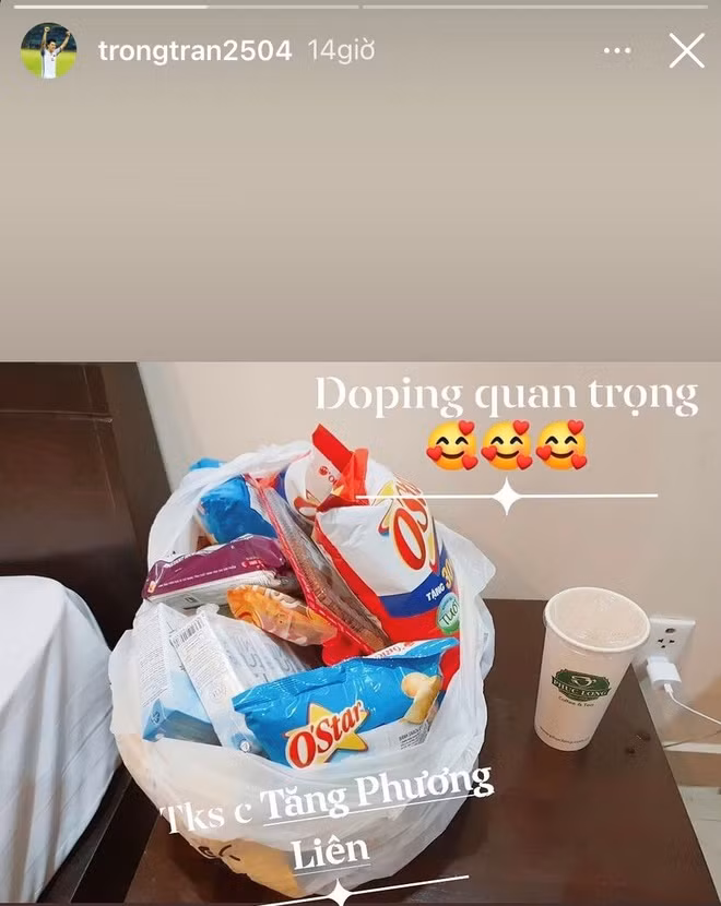 Trung vệ Trần Đình Trọng khoe hình ảnh được người chị gửi nhiều đồ ăn vặt vào nơi cách ly. Bạn gái anh cũng chia sẻ lại khoảnh khắc thú vị khi người yêu sắp sửa được "tiếp tế".