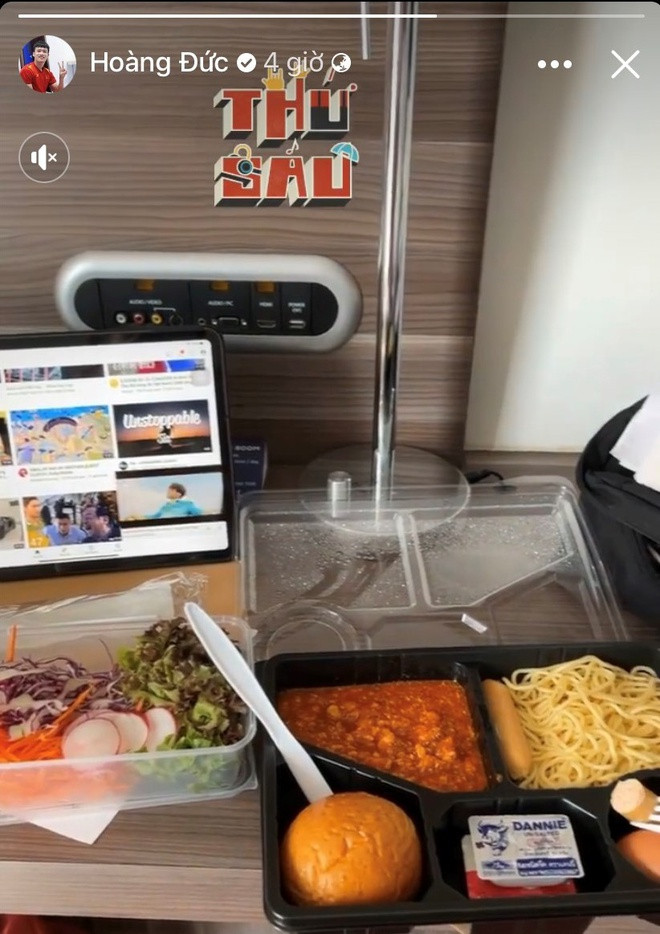 Hoàng Đức chia sẻ hình ảnh bữa ăn đầy đủ dinh dưỡng tại khách sạn nơi đội bóng cách ly. Phải ở một mình trong phòng, không thể giao lưu cùng đồng đội, anh giải trí bằng cách lướt mạng, xem phim. Ảnh: Hoàng Đức.