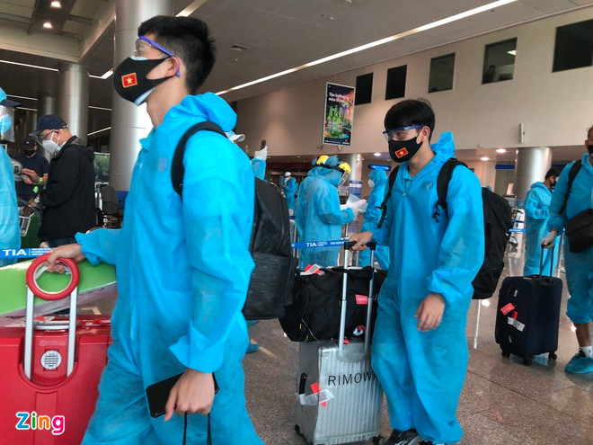 Hết 7 ngày cách ly tập trung, tuyển Việt Nam sẽ cách ly y tế tại nơi lưu trú 7 ngày tiếp theo và tự theo dõi sức khỏe cho đến hết 28 ngày kể từ ngày nhập cảnh. Sau khi hoàn thành cách ly, các cầu thủ sẽ trở về CLB để chuẩn bị cho phần còn lại của mùa giải quốc nội. Ảnh: Nhóm phóng viên.