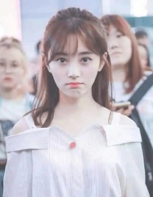 Mới đây, cô nàng lại vướng vào chuyện phẫu thuật thẩm mỹ để có được bờ vai ngang đẹp như truyện tranh. Bởi theo nhiều người, trước đó Cúc Tịnh Y có bờ vai xuôi, rất khó mặc đồ đẹp.