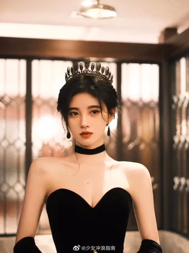 Chính vì vậy, việc bỗng nhiên Cúc Tịnh Y có bờ vai đẹp như truyện tranh trở thành chủ đề bàn tán. Có người nói rằng nữ diễn viên đã tiêm chất làm đầy để có bờ vai đẹp.