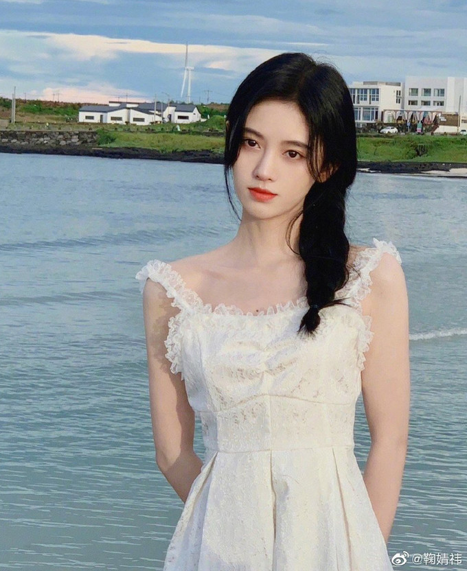 Bạn có thể tìm hiểu chi tiết trên kênh youtube của Emi Wong và chăm chỉ tập luyện. Theo nhiều người, họ thực sự đạt được mong muốn khi nỗ lực tập luyện. Vai không những được nâng lên mà bắp tay cũng thon gọn hơn.