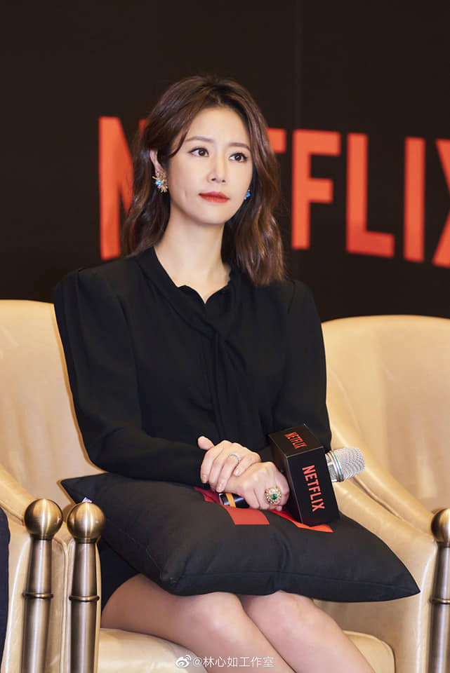 Thứ ba, đừng quên tẩy trang và đắp mặt nạ để dưỡng ẩm. Nếu trang điểm lâu trong thời gian để quay phim, da sau khi tẩy trang sẽ tương đối khô, ngoài việc làm sạch thì nhất định Lâm Tâm Như sẽ đắp mặt nạ để giúp dưỡng ẩm cho da.