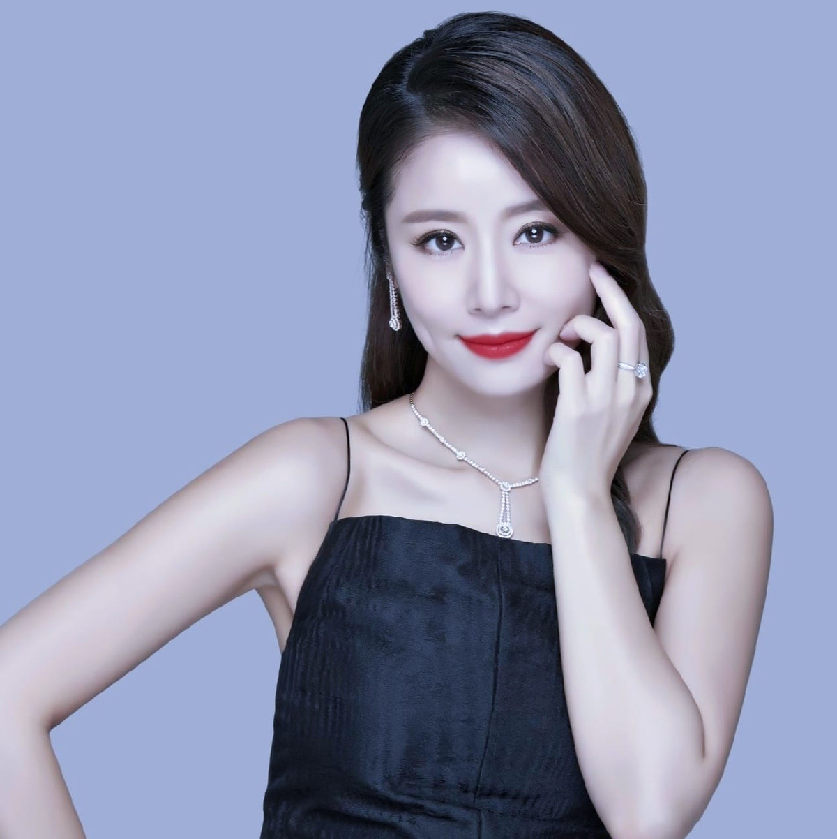 Thứ hai, Lâm Tâm Như không thích uống nước lọc, cô thường sẽ thêm chanh và mật ong vào nước, uống hai bình lớn mỗi ngày, không chỉ tăng hương vị mà còn có tác dụng dưỡng ẩm và làm trắng da.