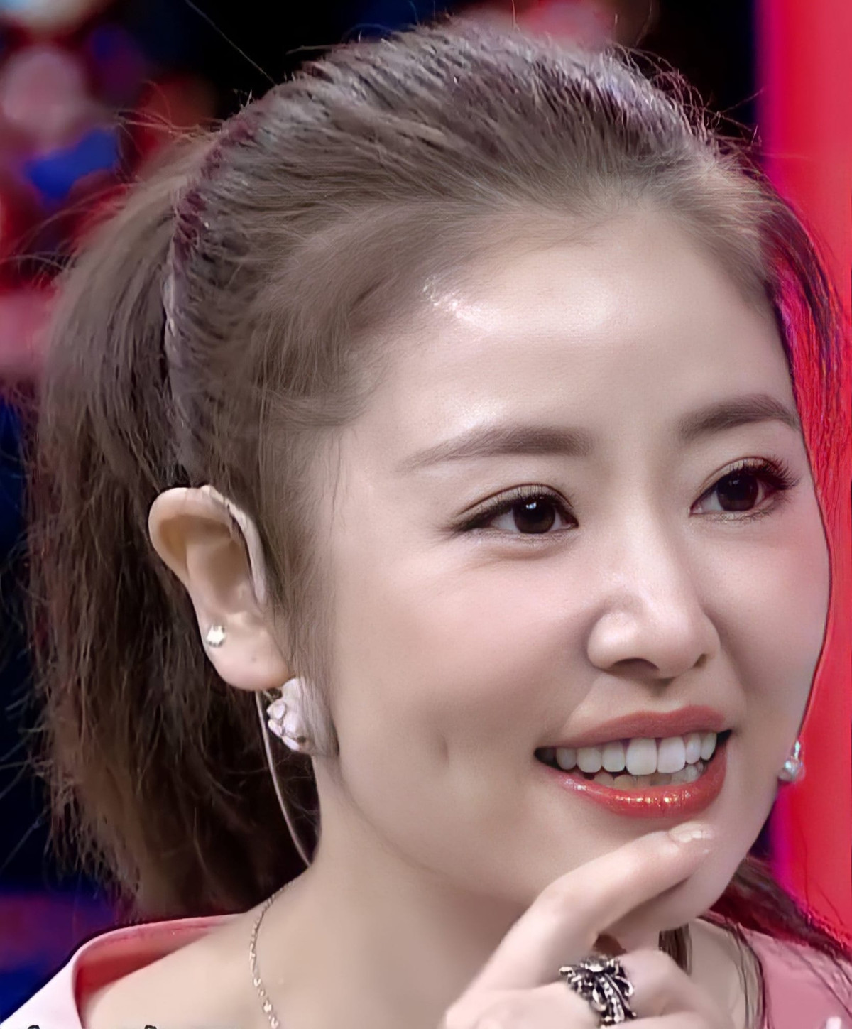 Sở dĩ vóc dáng của cô hầu như không thay đổi sau khi sinh con là do ý chí kiên cường. Việc nghiêm túc tập luyện hàng ngày giúp cô giữ được ngoại hình tươi trẻ, gọn gàng.