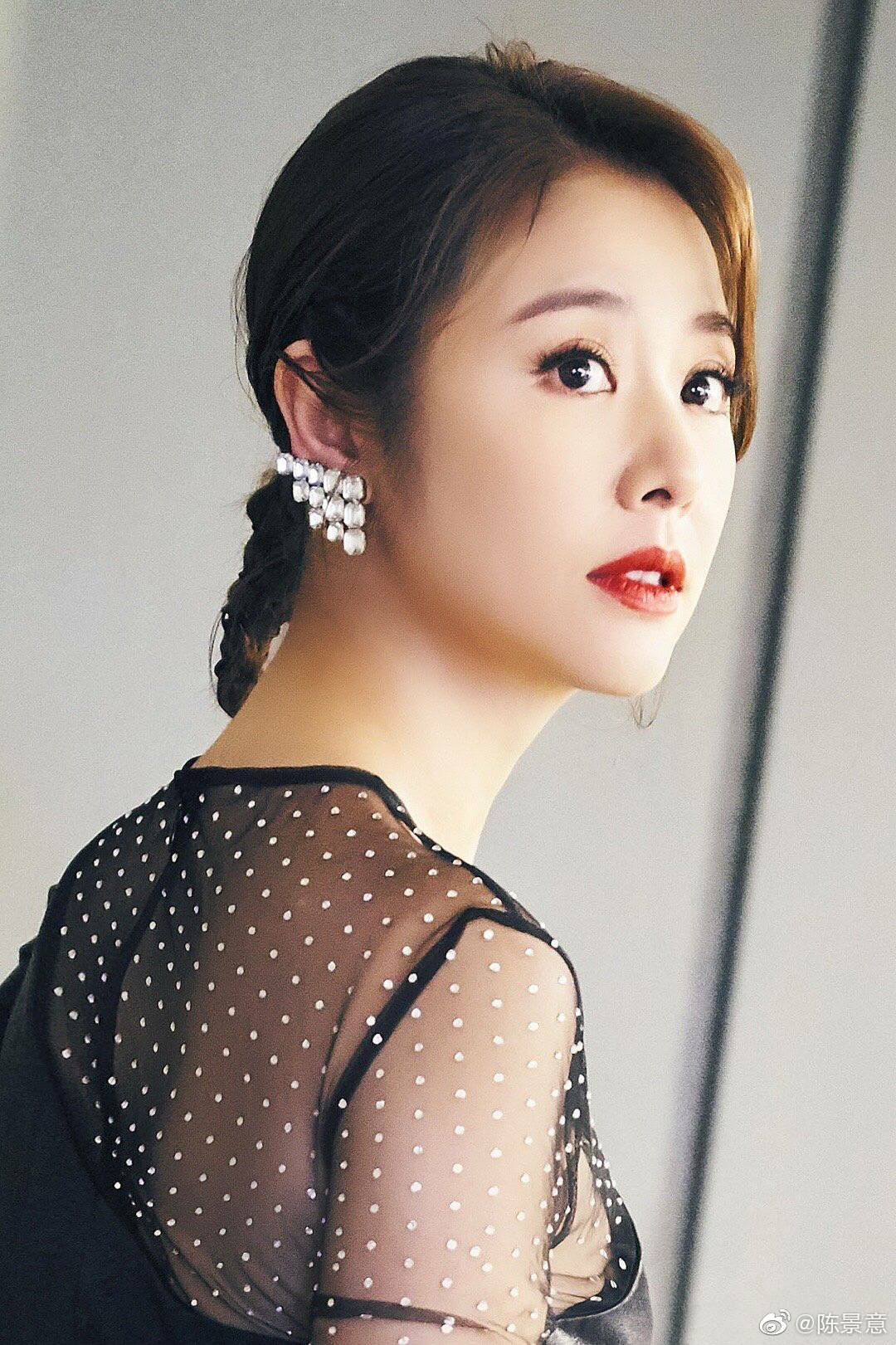 Thứ tư, massage trước khi trang điểm. Đừng nhìn Lâm Tâm Như bây giờ với khuôn mặt trái xoan, nữ diễn viên cũng từng có khuôn mặt bầu bĩnh, baby từ khi mới debut.