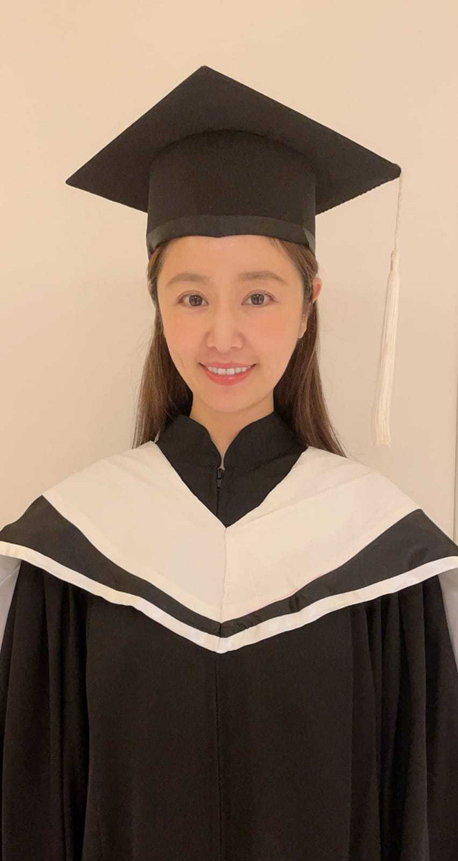 Một vài ngày trước, Lâm Tâm Như đã khoe bức ảnh tốt nghiệp lớp thạc sĩ. Nữ diễn viên 45 tuổi gây sốt mạng xã hội vì "hack tuổi" thần kỳ, trông cô như một sinh viên đại học thực thụ, như thể cô không hề già đi chút nào.