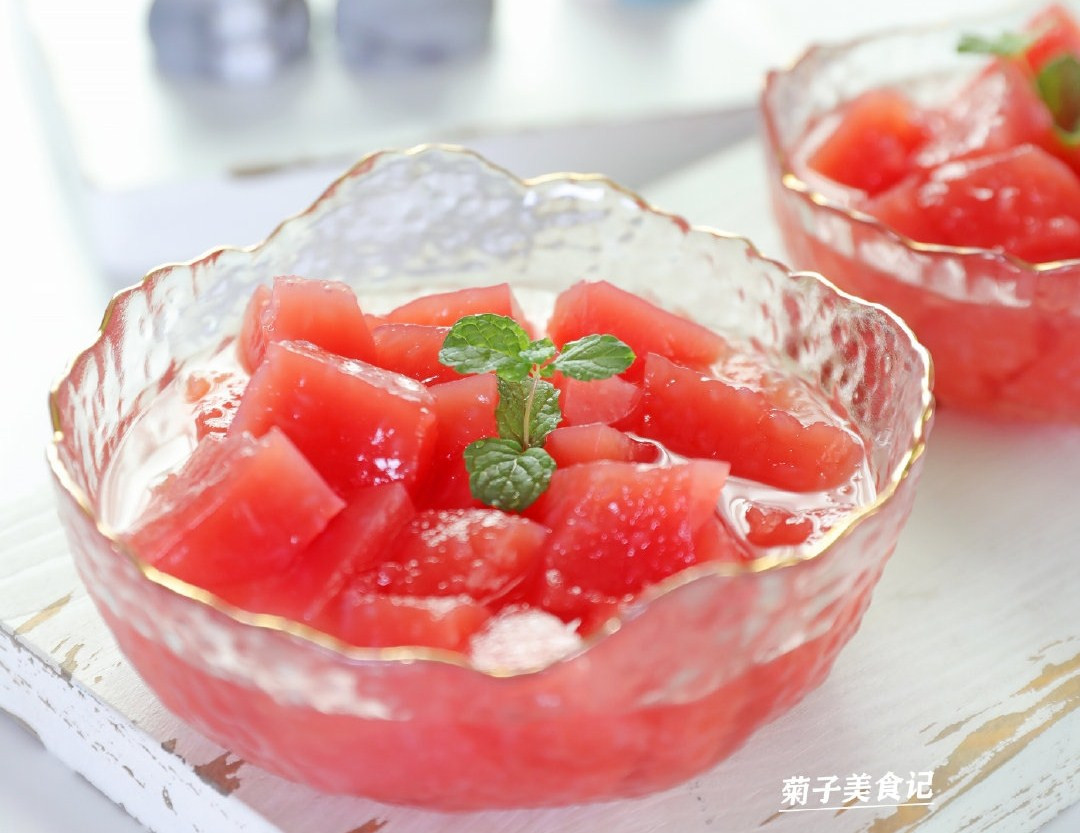 Ăn dưa hấu vào mùa hè có thể nói là lựa chọn đơn giản mà hầu hết mọi người đều làm. Có người cắt miếng ăn trực tiếp, người thì xay sinh tố, làm nước ép, kiểu nào cũng rất ngon.