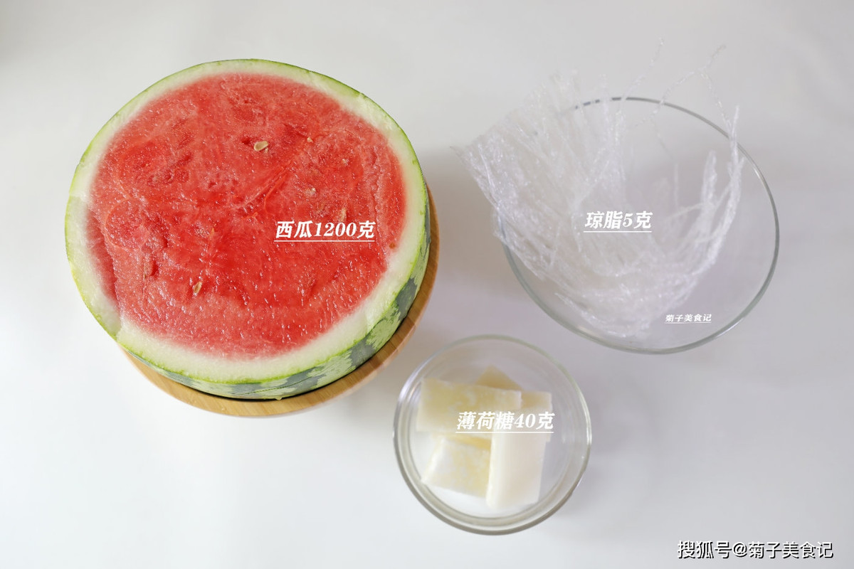 Đầu tiên, phải nhắc nhở mọi người hãy dùng dưa hấu không hạt, nếu chọn dưa có hạt không chỉ ảnh hưởng đến mùi vị mà có thể dẫn đến hỏng luôn cả món. Thành phần cẩn chuẩn bị gồm: Dưa hấu 1200g, sợi thạch Agar 5g, bạc hà 40g.