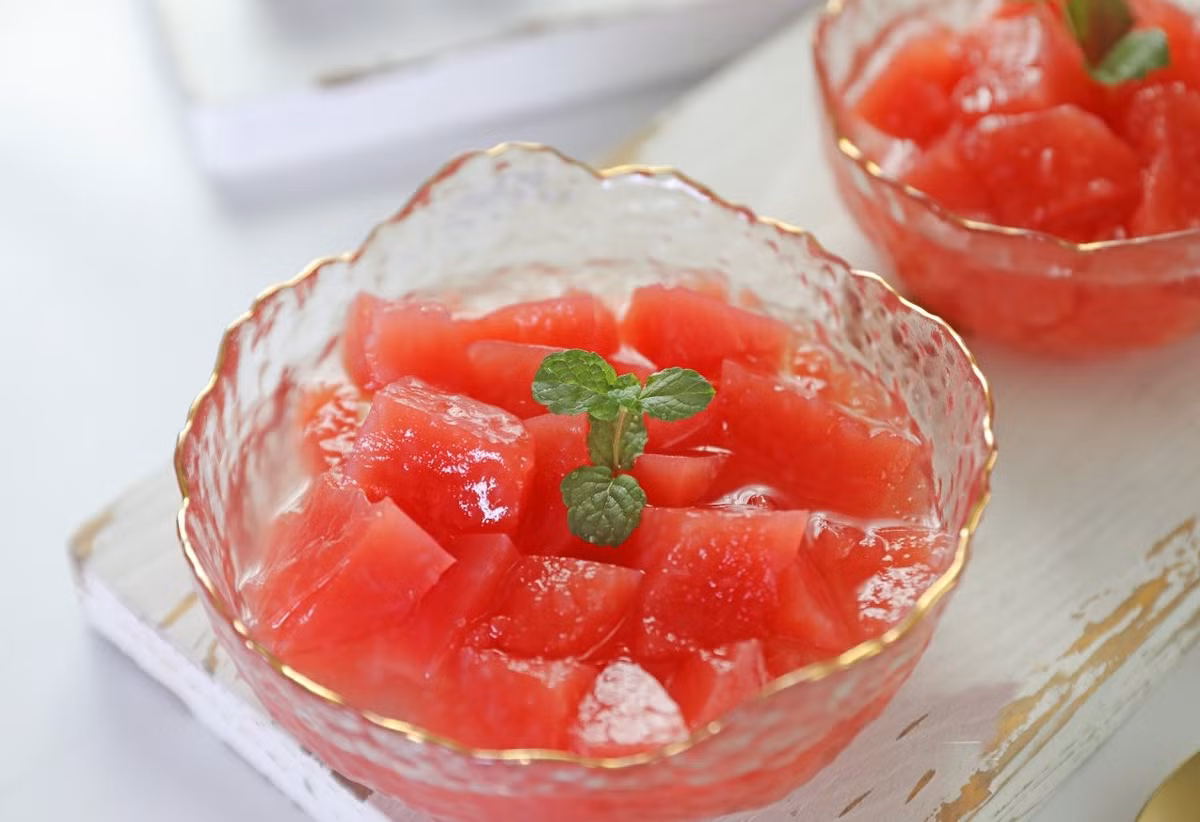 Mặc dù vậy, nếu bớt chút thời gian, thêm ít công sức chế biến món sương sa dưa hấu, chắc chắn bạn sẽ có một món giải khát ngọt lịm tim, mát tận óc, sảng khoái vô cùng khi ăn trong những ngày nắng nóng.