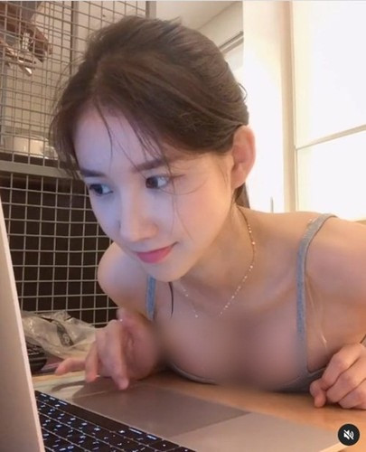 Trước đây, trong một video, DJ MIU từng cố tình o ép vòng một, khiến cư dân mạng Hàn Quốc xôn xao bàn tán.