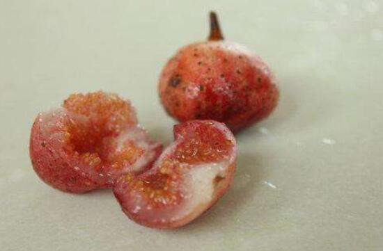 Quả thơm giàu vitamin C và các nguyên tố vi lượng như canxi, kẽm, axit amin, quả tươi có thể ăn sống và cũng là nguyên liệu làm mứt, nước trái cây rất tốt.