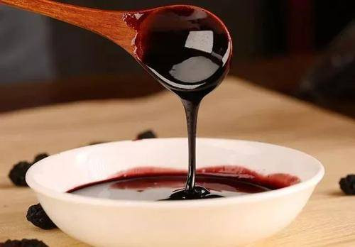 Sốt dâu tằm mật ong tác dụng tốt đối với chứng khí huyết hư nhược, chóng mặt, kinh nguyệt không đều. Sử dụng thường xuyên chắc chắn tình trạng bệnh cải thiện rõ.