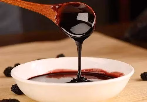 Sốt dâu tằm mật ong tác dụng tốt đối với chứng khí huyết hư nhược, chóng mặt, kinh nguyệt không đều. Sử dụng thường xuyên chắc chắn tình trạng bệnh cải thiện rõ.