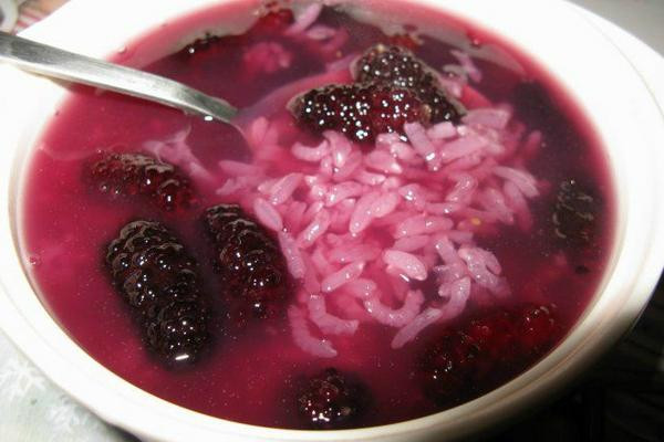 1. Cháo dâu tằm. Lấy 30g dâu tằm và 60g gạo tẻ, sau đó rửa sạch dâu tằm và gạo nếp, cho vào nồi hầm chung với nhau, đun trên lửa lớn trong 40 phút, đun đến khi sôi đặc lại thì dừng lửa và thêm lượng đường phèn.