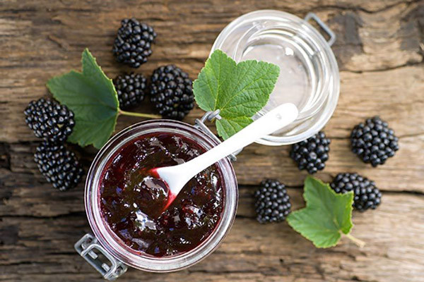 3. Sốt dâu tằm. Lấy một lượng mật ong thích hợp, tầm 200-500g, sau đó cho dâu tằm đã rửa sạch vào, giã nát lấy nước cốt, lọc bỏ bã rồi cho vào nồi ninh từ từ, đun đến khi sệt lại thì khuấy liên tục rồi bắc ra để nguội.