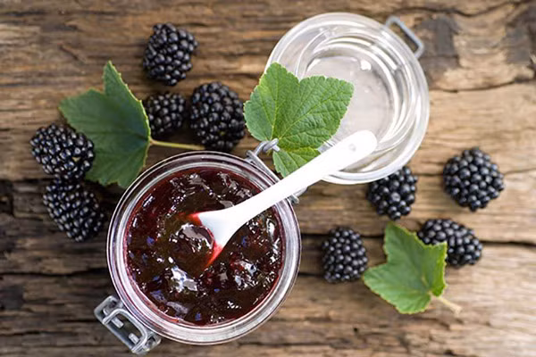 3. Sốt dâu tằm. Lấy một lượng mật ong thích hợp, tầm 200-500g, sau đó cho dâu tằm đã rửa sạch vào, giã nát lấy nước cốt, lọc bỏ bã rồi cho vào nồi ninh từ từ, đun đến khi sệt lại thì khuấy liên tục rồi bắc ra để nguội.