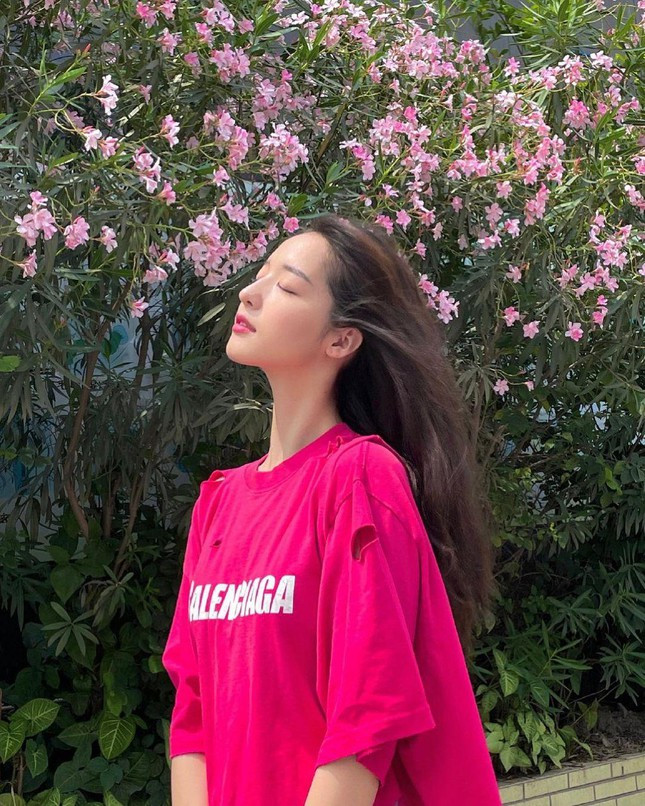  Hot girl Trung Quốc Zhong Qiuqiu có góc nghiêng xinh đẹp với sống mũi cao, gương mặt trái xoan và làn da sáng mịn.