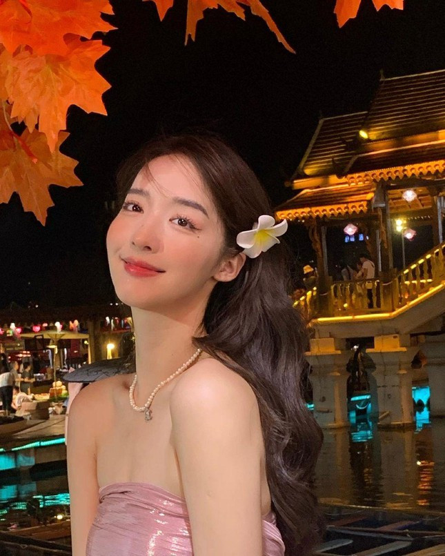 Ở nhiều góc nhìn, Zhong Qiuqiu được khen xinh như diễn viên Lưu Diệc Phi.