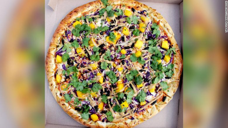 Mới đây, một nhà hàng pizza nổi tiếng ở Ohio đã cho ra mắt món pizza ve sầu cay kiểu Thái.