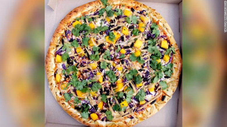 Mới đây, một nhà hàng pizza nổi tiếng ở Ohio đã cho ra mắt món pizza ve sầu cay kiểu Thái.