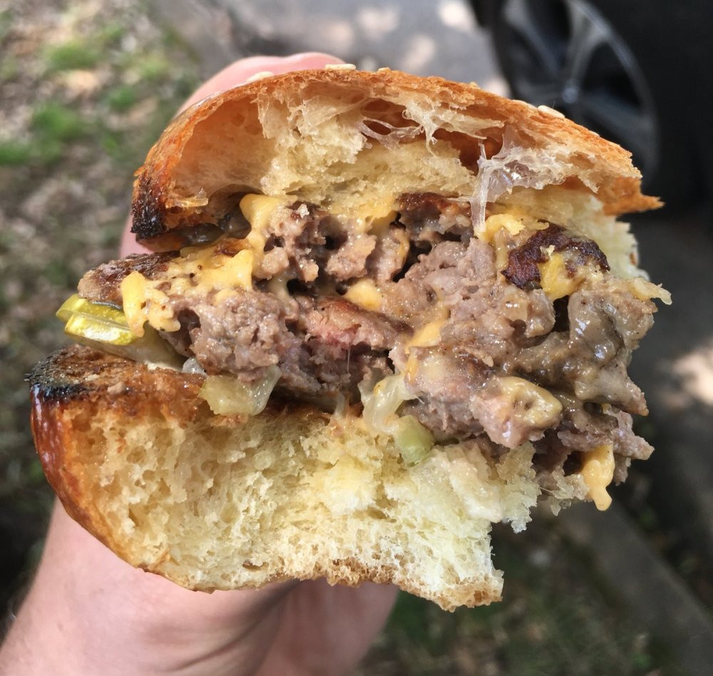 Người Mỹ hiện đang bắt đầu thêm ve sầu vào nhiều món ăn họ thường ăn. Ve sầu chiên được kẹp trong bánh mì kẹp thịt là một điển hình.