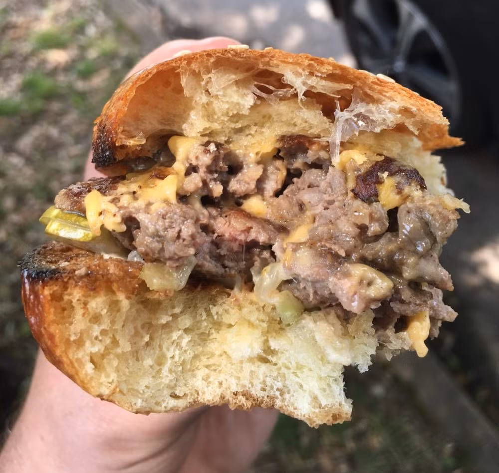 Người Mỹ hiện đang bắt đầu thêm ve sầu vào nhiều món ăn họ thường ăn. Ve sầu chiên được kẹp trong bánh mì kẹp thịt là một điển hình.