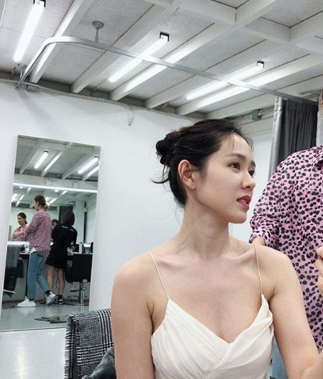 Trên trang cá nhân, Son Ye-jin thường chia sẻ ảnh đồ ăn. Cô thừa nhận bản thân là một tín đồ ăn uống nên không ủng hộ việc ăn kiêng mù quáng. Nếu bạn muốn ăn, thích ăn, bạn nên ăn một cách vui vẻ, đừng thưởng thức đồ ăn với tâm lý "mình sẽ béo lên".