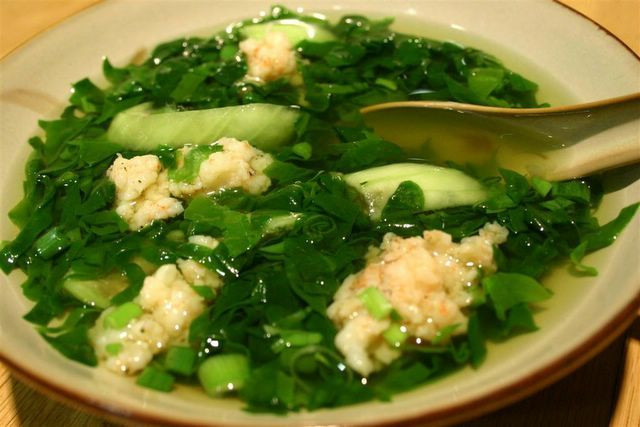 Thêm vào đó, vì mùng tơi rất nhanh chín nên nhiều người nấu quá nhanh, chỉ sôi lên là đã bắc ra, khiến rau chưa chín kỹ. Ăn rau mùng tơi còn sống có thể khiến bạn bị đầy bụng, khó tiêu và gây hại cho dạ dày.