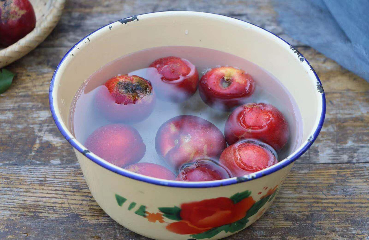 Bước 1: Rửa sạch đào lòng vàng sau đó để ráo nước. Chú ý khi mua nên chọn đào tươi. Đào càng tươi thì vị càng tươi mát và thơm hơn.