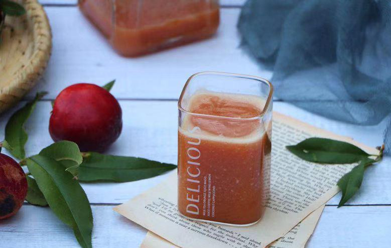 Có nhiều người thích ăn trực tiếp thế nhưng nếu muốn thưởng thức hương vị tuyệt đỉnh của trái cây, bạn cần phải chăm chỉ hơn. Hôm nay giới thiệu với món người món nước ép đào lòng vàng, chắc chắn không chỉ ngon hơn so với ăn đào trực tiếp mà còn cực cuốn hút.