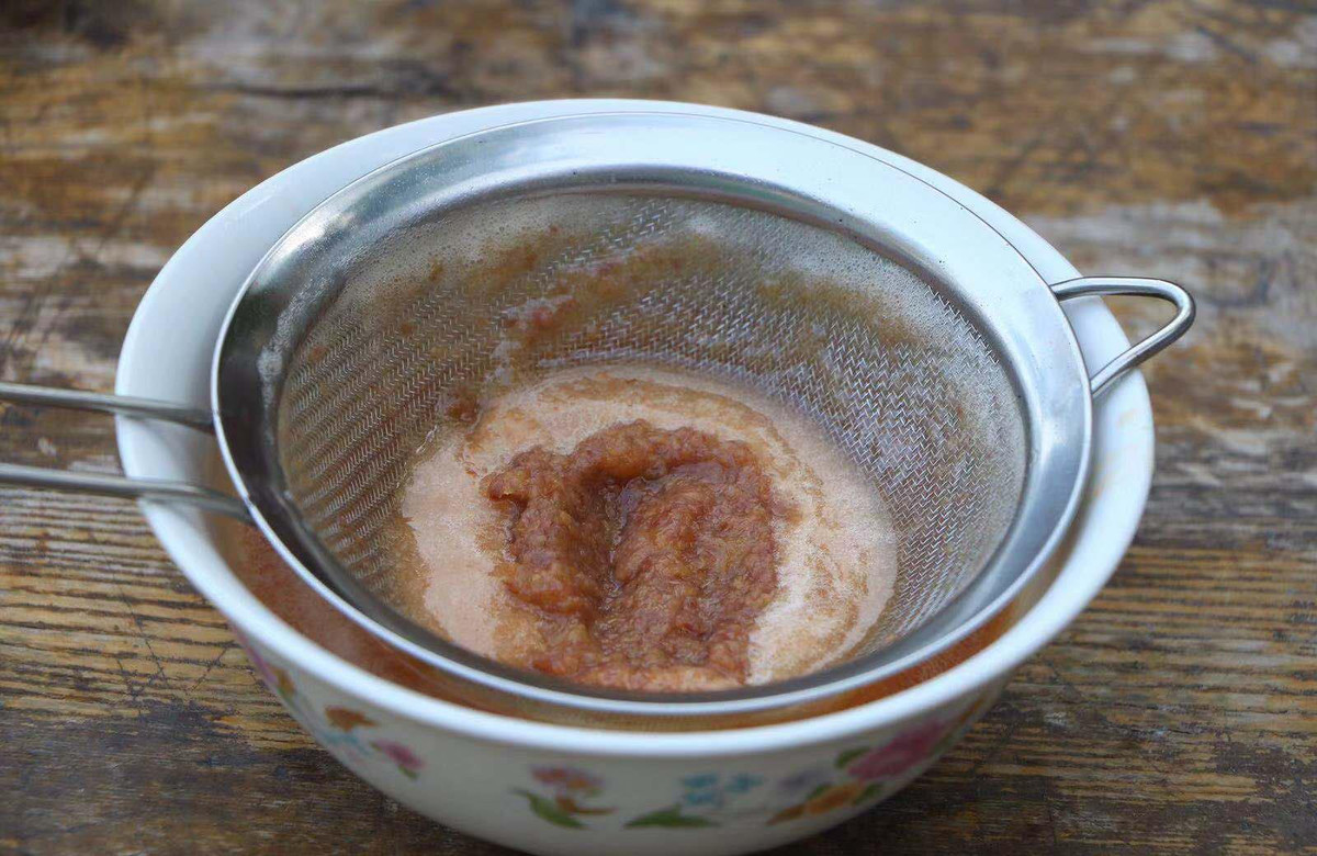 Bước 7: Lọc bỏ bã, lấy nước cốt để ngon hơn. Có thể để vào tủ lạnh để thức uống trở nên mát mẻ hơn.