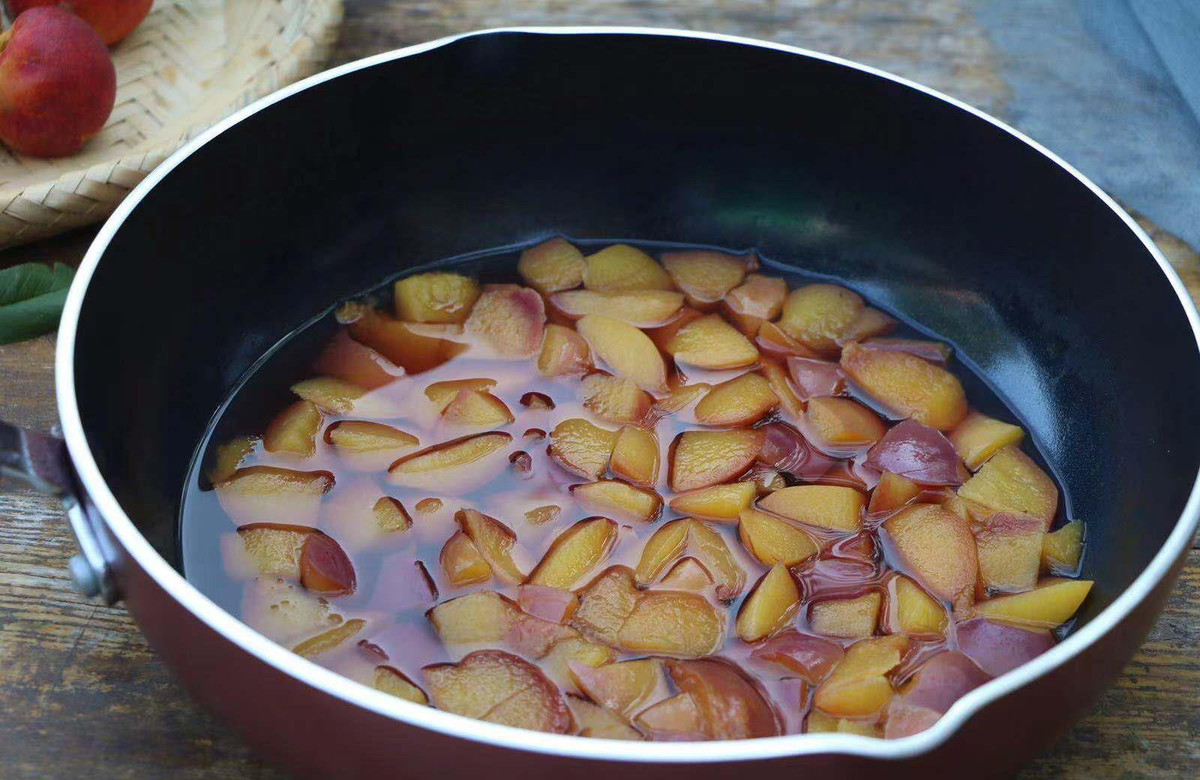 Bước 4: Sau khi đun sôi khoảng 10 phút, đào sẽ chín và tỏa ra mùi thơm như mật.