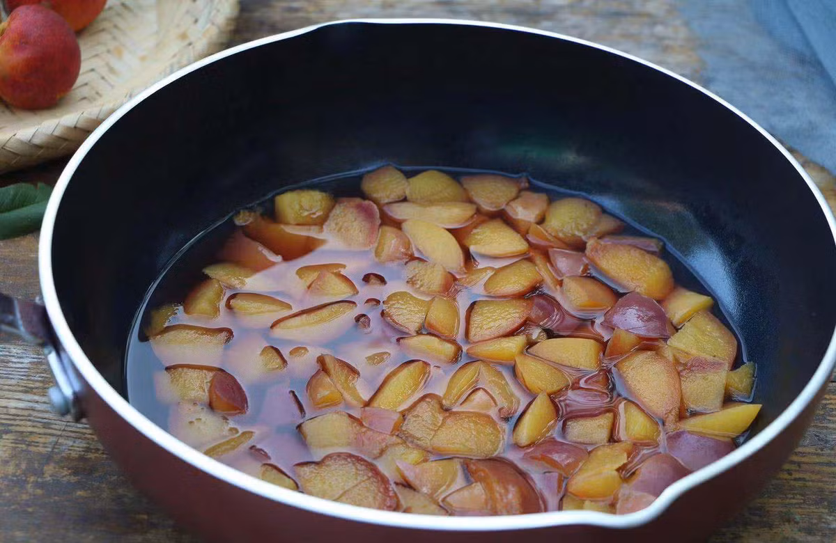 Bước 4: Sau khi đun sôi khoảng 10 phút, đào sẽ chín và tỏa ra mùi thơm như mật.