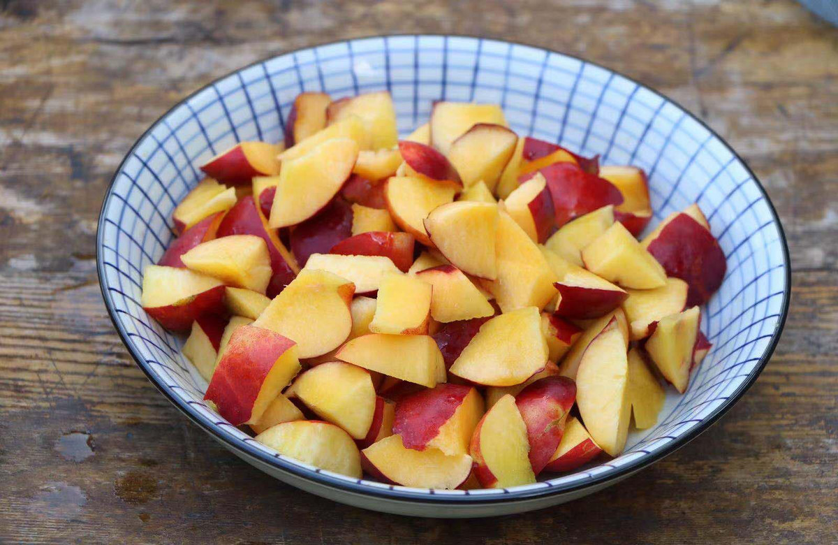 Bước 2: Bổ tách bỏ hạt đào, tách cùi và thái thành từng miếng nhỏ.