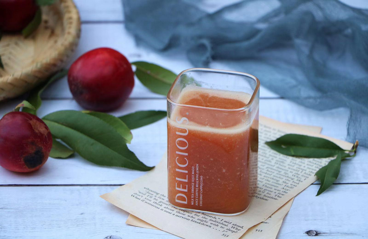 Sau khi được làm mát, đổ nước ép đào lòng vàng ra cốc là đã có ngay thức uống siêu đậm đà vừa thơm ngon vừa bổ dưỡng, khiến mùa hè không thể tuyệt hơn!