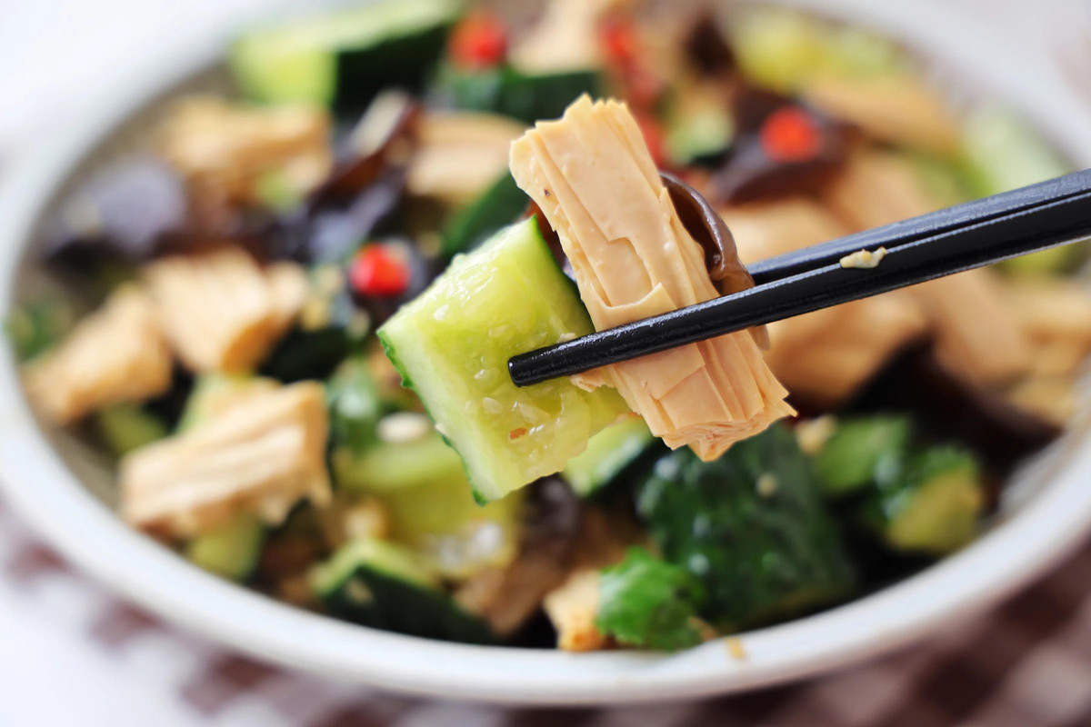 Đặc biệt khi thời tiết nắng nóng thì món ngon giàu dinh dưỡng này càng hợp khẩu vị. Công đoạn nấu rất đơn giản, ai cũng có thể dễ dàng thực hiện. Nguyên liệu gồm: 2 quả dưa chuột, 2 dây mì váng đậu, 5 cây mộc nhĩ, một chút lạc, 1 củ tỏi, 2 quả ớt, 2 thìa nước tương nhạt, 2 thìa giấm, 1 thìa bột canh, 1 thìa đường.