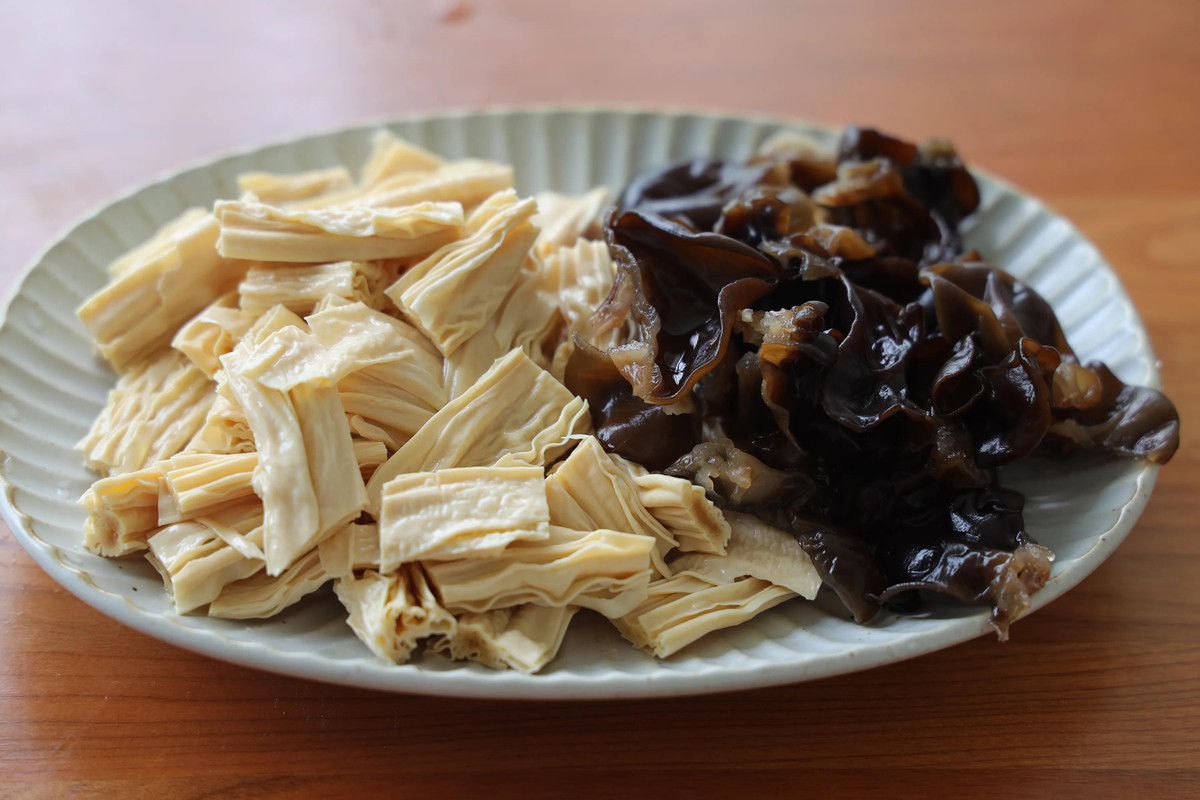 Bước 2: Ngâm mì váng đậu với nước sạch trước, thái miếng nhỏ để dùng sau, ngâm nấm mộc nhĩ trong nước sạch trước 30 phút.