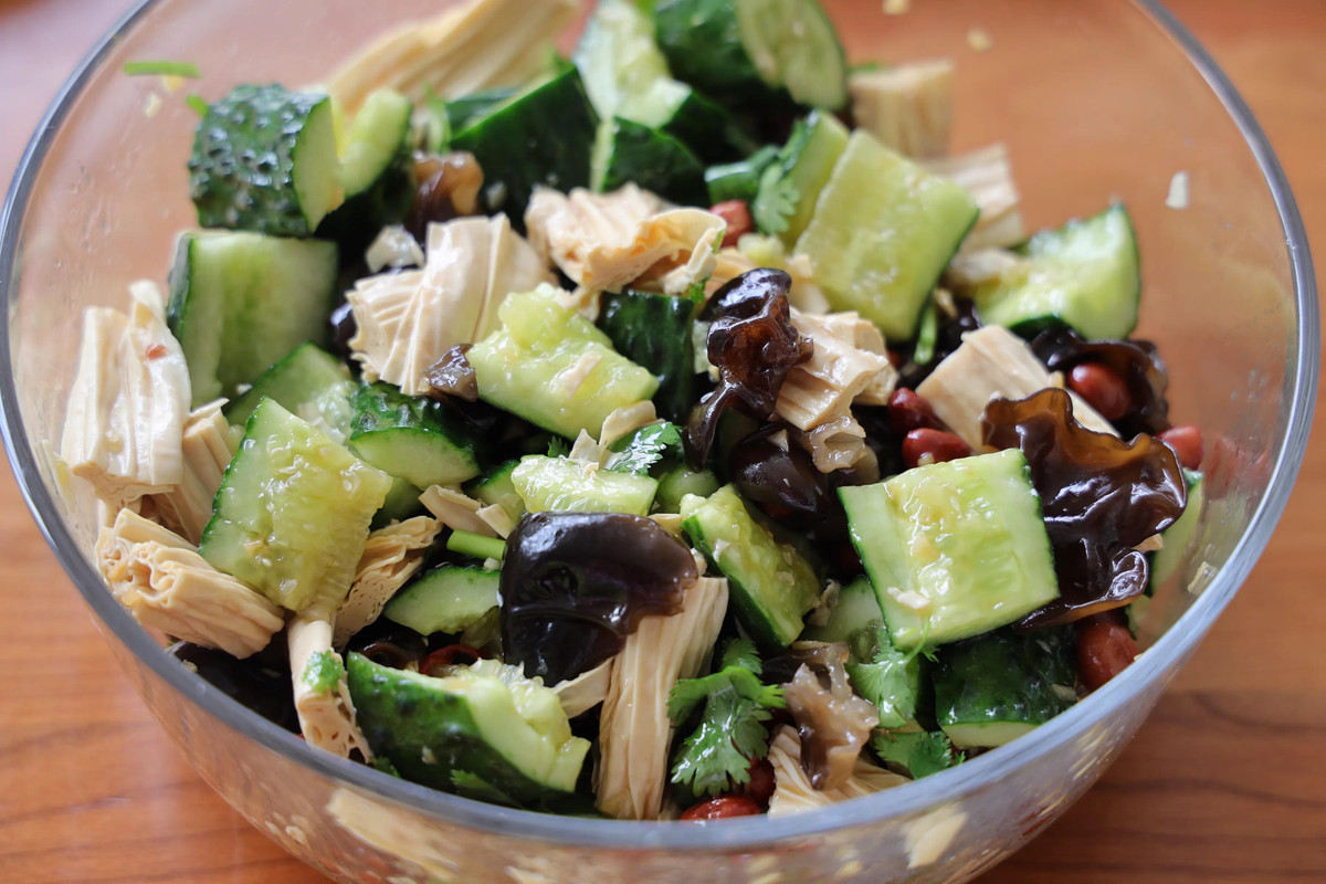 Bước 7: Đổ nước sốt vừa pha vào và trộn đều. Bày ra đĩa và thưởng thức.