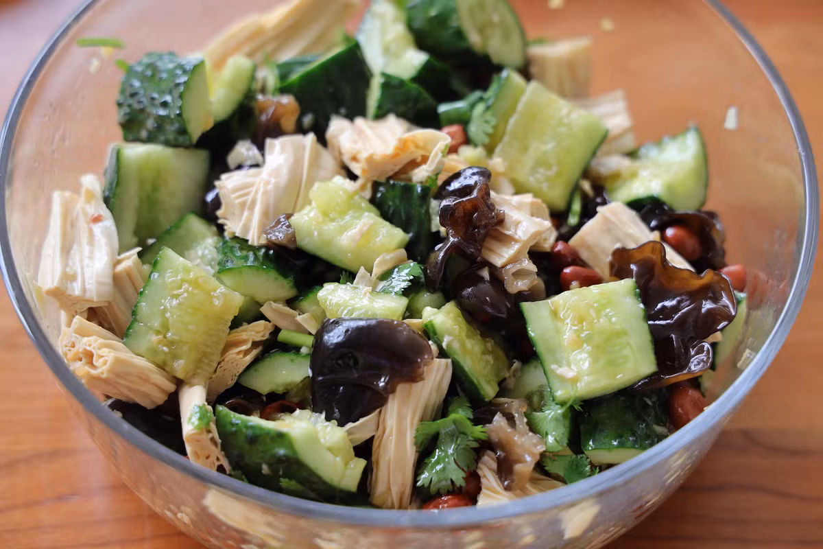 Bước 7: Đổ nước sốt vừa pha vào và trộn đều. Bày ra đĩa và thưởng thức.