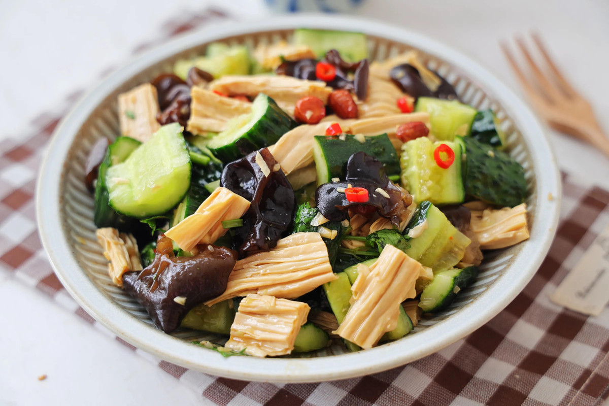 Đó là món dưa chuột trộn váng đậu và mộc nhĩ, hương vị phong phú, cho vào miệng thì tràn ngập mùi thơm, vừa giòn vừa ngọt, cực kỳ đáng thử.