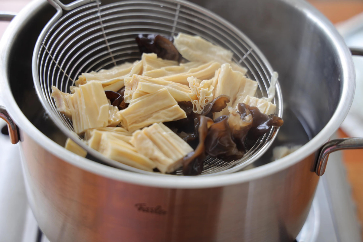 Bước 3: Cho nấm mộc nhĩ và mì váng đậu vào nước sôi và chần trong khoảng 2 phút, vớt ra để nguội.