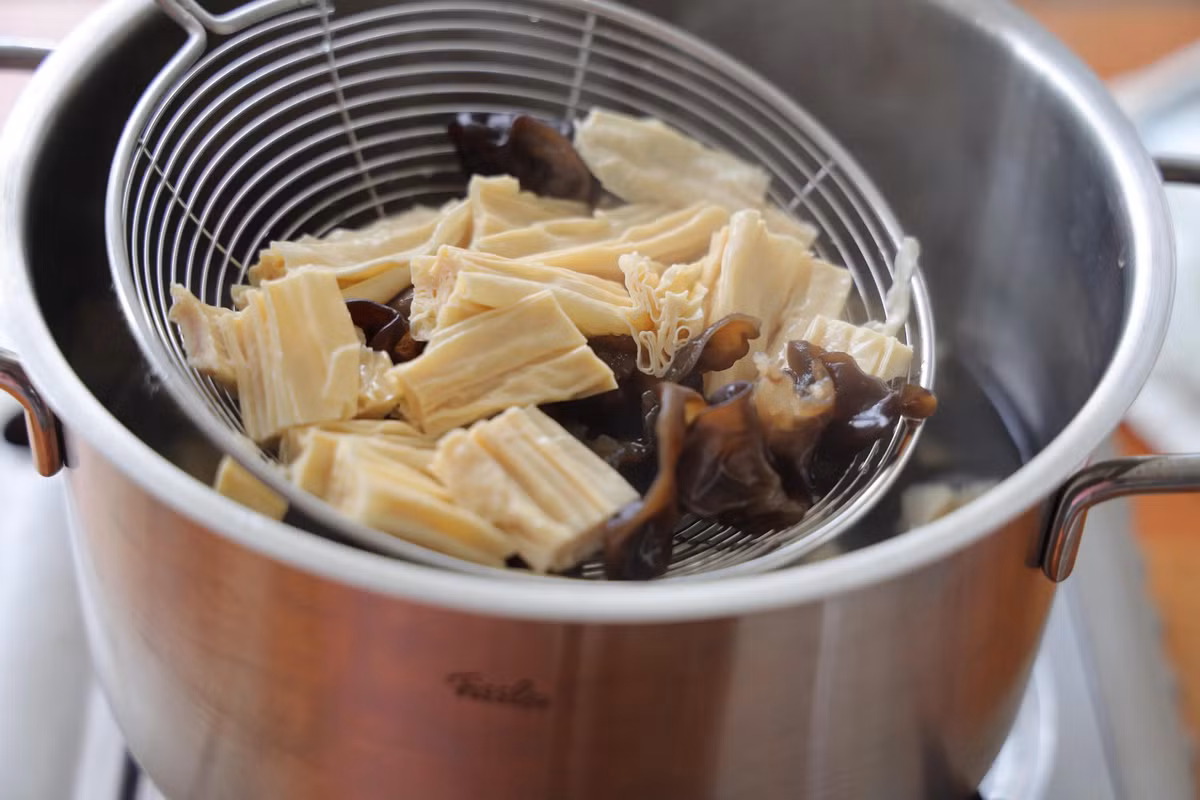 Bước 3: Cho nấm mộc nhĩ và mì váng đậu vào nước sôi và chần trong khoảng 2 phút, vớt ra để nguội.