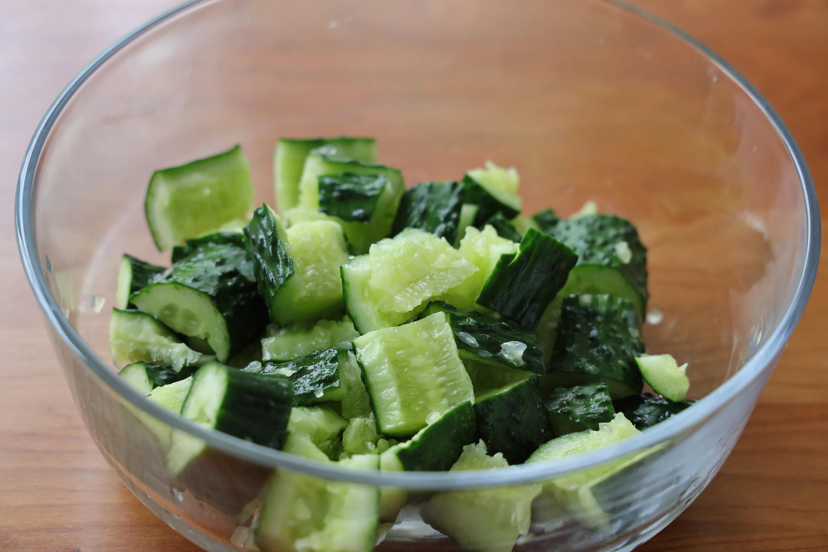 Bước 1: Rửa sạch dưa chuột trước, đập dập, sau đó cắt thành từng miếng nhỏ, cho vào bát.